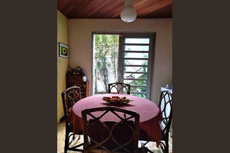 Casa à venda com 4 quartos, 362m² em Parque Maria Domitila, São Paulo