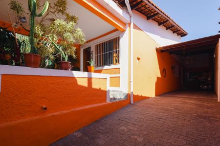 Casa à venda com 250m², 2 quartos e 4 vagas Casa à venda com 250m², 2 quartos e 4 vagasÁrea externa