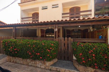 Casa para alugar com 675m², 4 quartos e 3 vagas Casa para alugar com 675m², 4 quartos e 3 vagasFachada