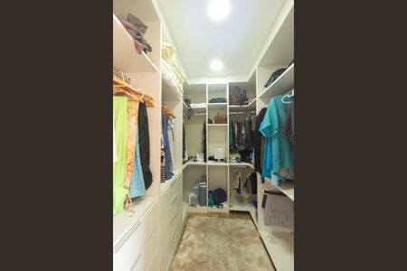 Casa para alugar com 675m², 4 quartos e 3 vagas Casa para alugar com 675m², 4 quartos e 3 vagasCloset da Suíte 1