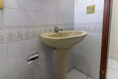 Casa de condomínio para alugar com 80m², 2 quartos e 1 vaga Casa de condomínio para alugar com 80m², 2 quartos e 1 vagaDetalhe do banheiro social
