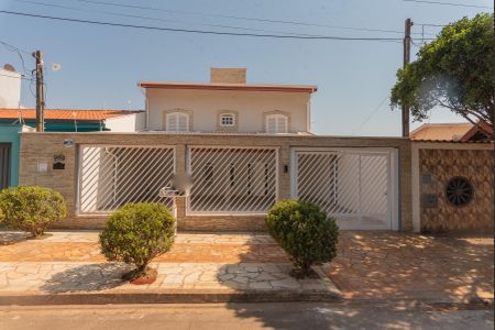 Casa para alugar com 333m², 4 quartos e 6 vagas Casa para alugar com 333m², 4 quartos e 6 vagasFachada