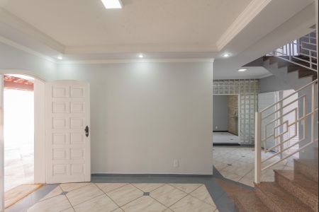 Casa para alugar com 333m², 4 quartos e 6 vagas Casa para alugar com 333m², 4 quartos e 6 vagasSala