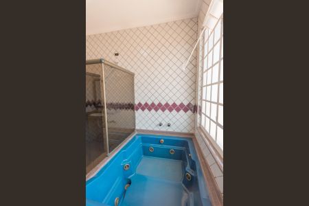 Casa para alugar com 333m², 4 quartos e 6 vagas Casa para alugar com 333m², 4 quartos e 6 vagasBanheiro da Suíte 1