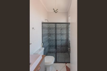 Casa para alugar com 333m², 4 quartos e 6 vagas Casa para alugar com 333m², 4 quartos e 6 vagasBanheiro da Suíte 4