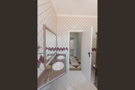 Casa para alugar com 333m², 4 quartos e 6 vagas Casa para alugar com 333m², 4 quartos e 6 vagasBanheiro da Suíte 1