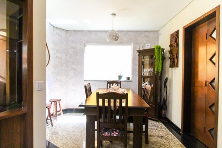 Casa à venda com 197m², 3 quartos e 2 vagasSala