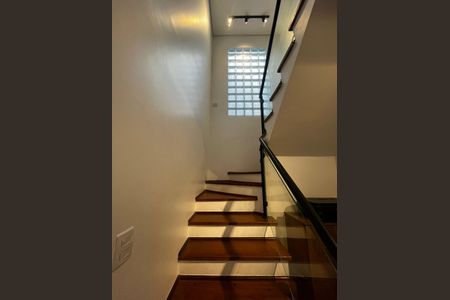 Casa à venda com 225m², 3 quartos e 2 vagasEscada