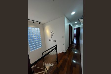 Casa à venda com 225m², 3 quartos e 2 vagasEscada