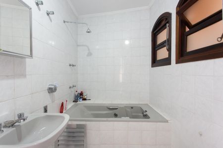 Casa para alugar com 345m², 4 quartos e 4 vagas Casa para alugar com 345m², 4 quartos e 4 vagasBanheiro da Suíte