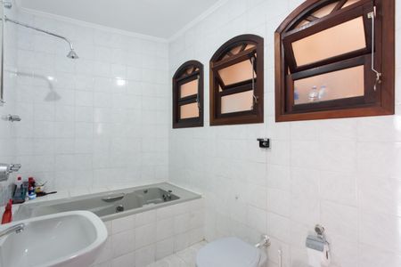 Casa para alugar com 345m², 4 quartos e 4 vagas Casa para alugar com 345m², 4 quartos e 4 vagasBanheiro da Suíte