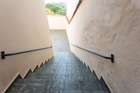 Casa para alugar com 345m², 4 quartos e 4 vagas Casa para alugar com 345m², 4 quartos e 4 vagasEscada