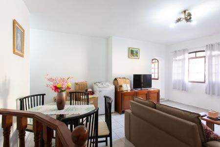 Casa para alugar com 345m², 4 quartos e 4 vagas Casa para alugar com 345m², 4 quartos e 4 vagasSala 1