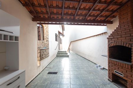 Casa para alugar com 345m², 4 quartos e 4 vagas Casa para alugar com 345m², 4 quartos e 4 vagasÁrea comum - Churrasqueira