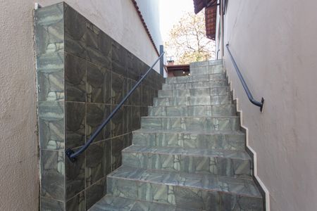 Casa para alugar com 345m², 4 quartos e 4 vagas Casa para alugar com 345m², 4 quartos e 4 vagasEscada