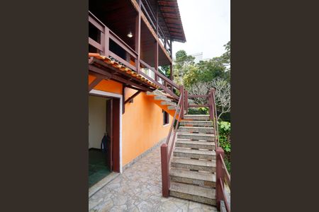 Casa à venda com 380m², 4 quartos e 3 vagasEscada