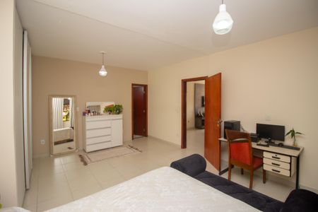 Casa à venda com 360m², 4 quartos e 4 vagasQuarto Suíte