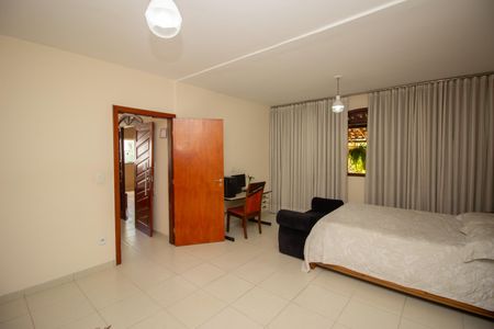 Casa à venda com 360m², 4 quartos e 4 vagasSuíte