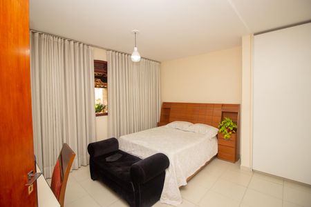 Casa à venda com 360m², 4 quartos e 4 vagasSuíte