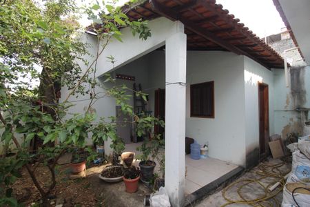 Casa à venda com 599m², 6 quartos e 6 vagasQuintal dos fundos - Edícula com quarto e banheiro