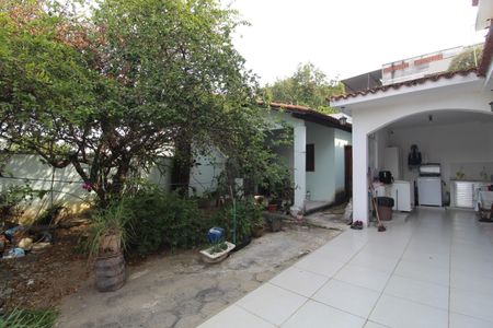 Casa à venda com 599m², 6 quartos e 6 vagasQuintal dos fundos
