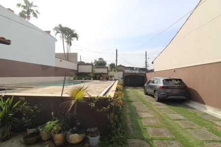 Casa à venda com 599m², 6 quartos e 6 vagasQuintal da frente da casa