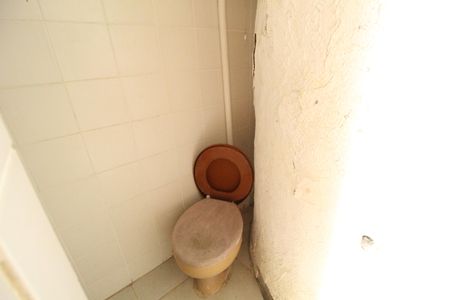 Casa à venda com 599m², 6 quartos e 6 vagasQuintal da frente da casa - Banheiro