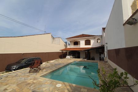 Casa à venda com 599m², 6 quartos e 6 vagasQuintal da frente da casa - Piscina