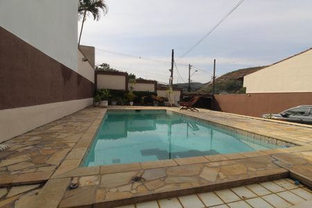 Casa à venda com 599m², 6 quartos e 6 vagasQuintal da frente da casa - Piscina