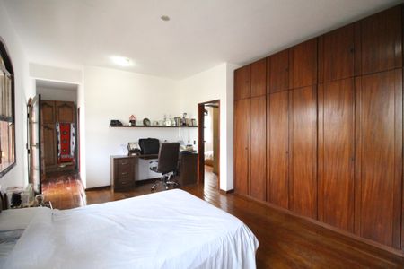 Casa à venda com 599m², 6 quartos e 6 vagasSuíte 3