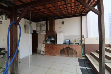 Casa à venda com 599m², 6 quartos e 6 vagasQuintal da frente da casa - Churrasqueira