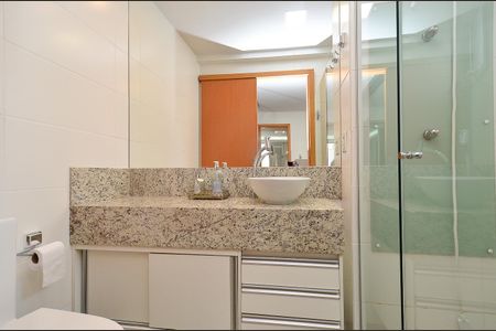 Apartamento à venda com 136m², 2 quartos e 2 vagas Apartamento à venda com 136m², 2 quartos e 2 vagasBanheiro Suite