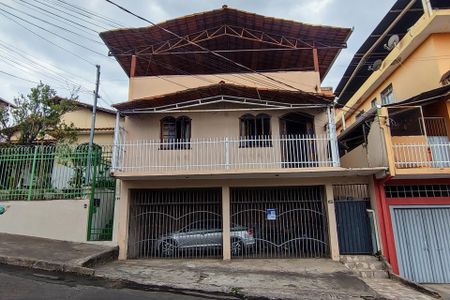 Casa à venda com 100m², 3 quartos e 2 vagasFachada