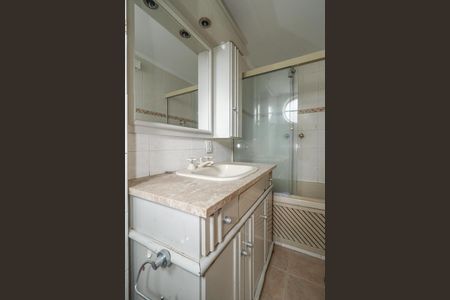 Banheiro da Suíte de apartamento para alugar com 3 quartos, 104m² em Petrópolis, Porto Alegre