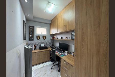 Casa à venda com 167m², 3 quartos e 4 vagas Casa à venda com 167m², 3 quartos e 4 vagasEscritório