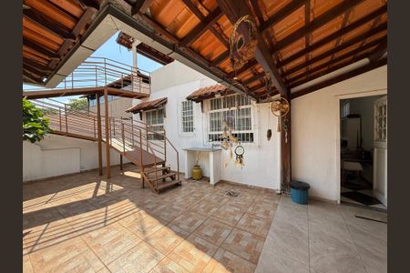 Casa à venda com 280m², 5 quartos e 3 vagasArea de serviço