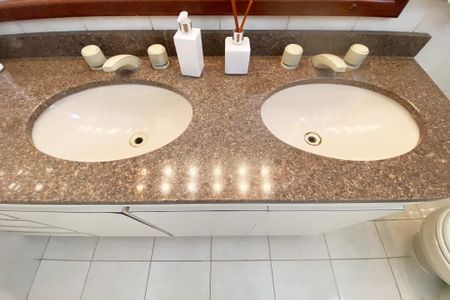 Apartamento para alugar com 205m², 2 quartos e 3 vagas Apartamento para alugar com 205m², 2 quartos e 3 vagasBanheiro da Suíte 1