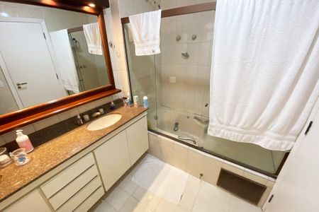 Apartamento para alugar com 205m², 2 quartos e 3 vagas Apartamento para alugar com 205m², 2 quartos e 3 vagasBanheiro da Suíte 3