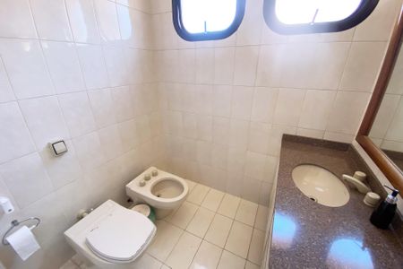 Apartamento para alugar com 205m², 2 quartos e 3 vagas Apartamento para alugar com 205m², 2 quartos e 3 vagasBanheiro da Suíte 2