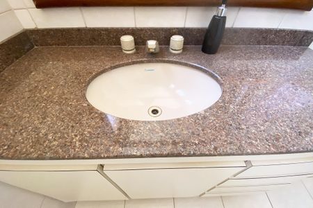 Apartamento para alugar com 205m², 2 quartos e 3 vagas Apartamento para alugar com 205m², 2 quartos e 3 vagasBanheiro da Suíte 2