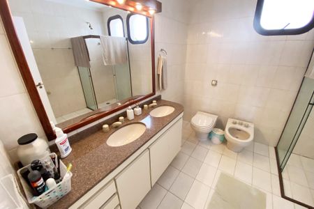 Apartamento para alugar com 205m², 2 quartos e 3 vagas Apartamento para alugar com 205m², 2 quartos e 3 vagasBanheiro da Suíte 1