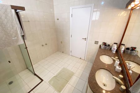 Apartamento para alugar com 205m², 2 quartos e 3 vagas Apartamento para alugar com 205m², 2 quartos e 3 vagasBanheiro da Suíte 1