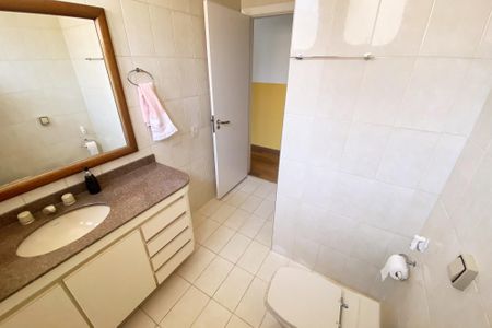 Apartamento para alugar com 205m², 2 quartos e 3 vagas Apartamento para alugar com 205m², 2 quartos e 3 vagasBanheiro da Suíte 2
