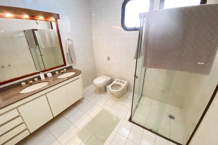 Apartamento para alugar com 205m², 2 quartos e 3 vagas Apartamento para alugar com 205m², 2 quartos e 3 vagasBanheiro da Suíte 1