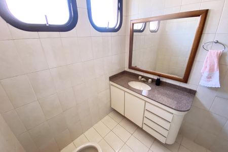 Apartamento para alugar com 205m², 2 quartos e 3 vagas Apartamento para alugar com 205m², 2 quartos e 3 vagasBanheiro da Suíte 2