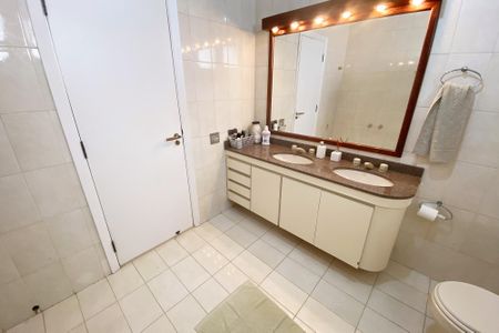 Apartamento para alugar com 205m², 2 quartos e 3 vagas Apartamento para alugar com 205m², 2 quartos e 3 vagasBanheiro da Suíte 1