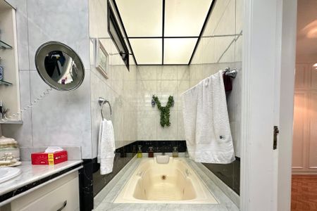 Apartamento à venda com 280m², 5 quartos e 1 vagaBanheiro da Suíte