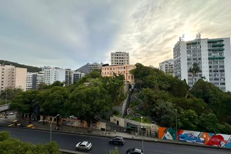 Vista Sala de apartamento à venda com 2 quartos, 75m² em Laranjeiras, Rio de Janeiro