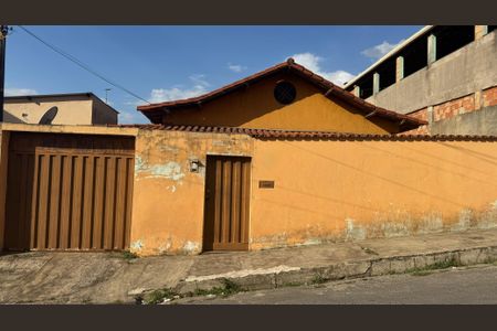 Casa à venda com 360m², 4 quartos e 3 vagas Casa à venda com 360m², 4 quartos e 3 vagasFachada