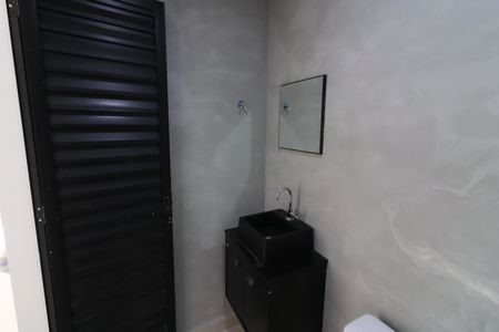 Banheiro de kitnet/studio para alugar com 1 quarto, 23m² em Presidente Altino, Osasco